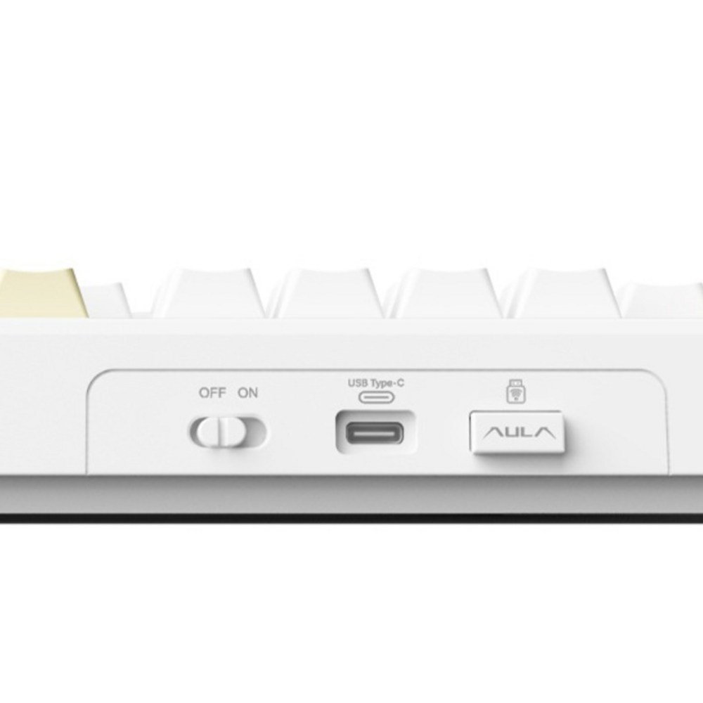 키보드 뒷면 확대. 왼쪽부터 OFF·ON 전원 스위치, USB Type-C 포트, 무선 수신기 수납 칸이 있다