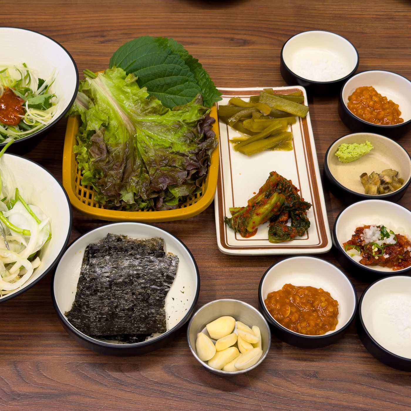 이도야지 상차림: 쌈채소, 파절이, 양파절임, 김, 마늘, 김치, 소금과 보리쌈장, 표고와사비, 양념장