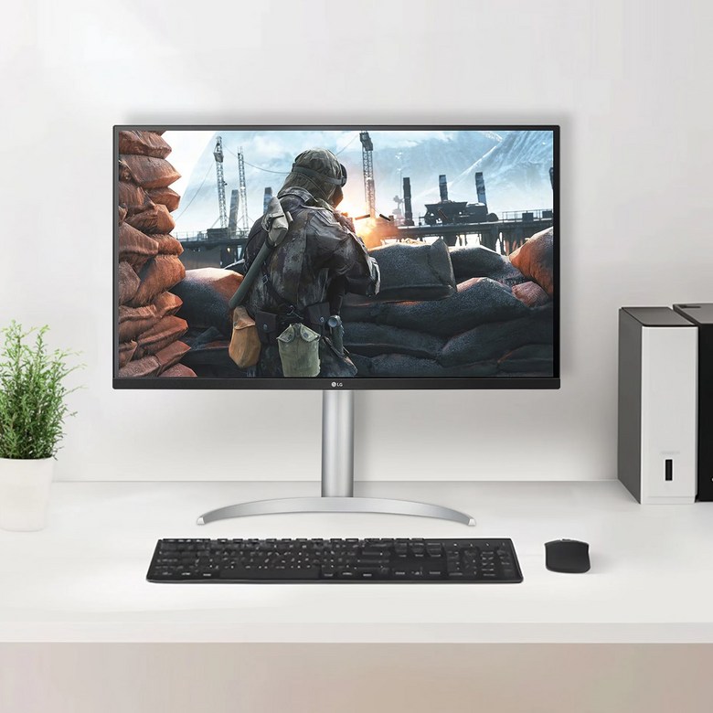책상 위에 놓인 LG 32UP830K. 키보드와 마우스, 서류함이 함께 있다
