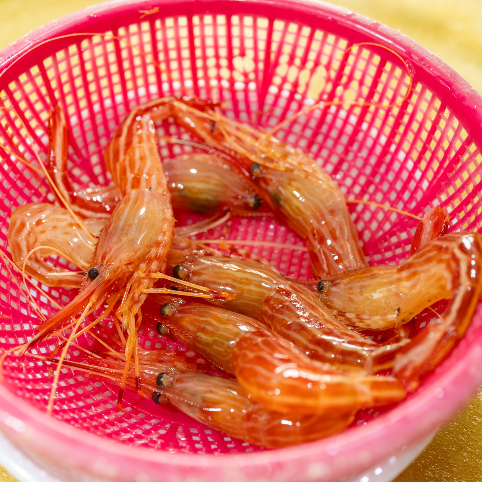 바구니에 담긴 꽃새우