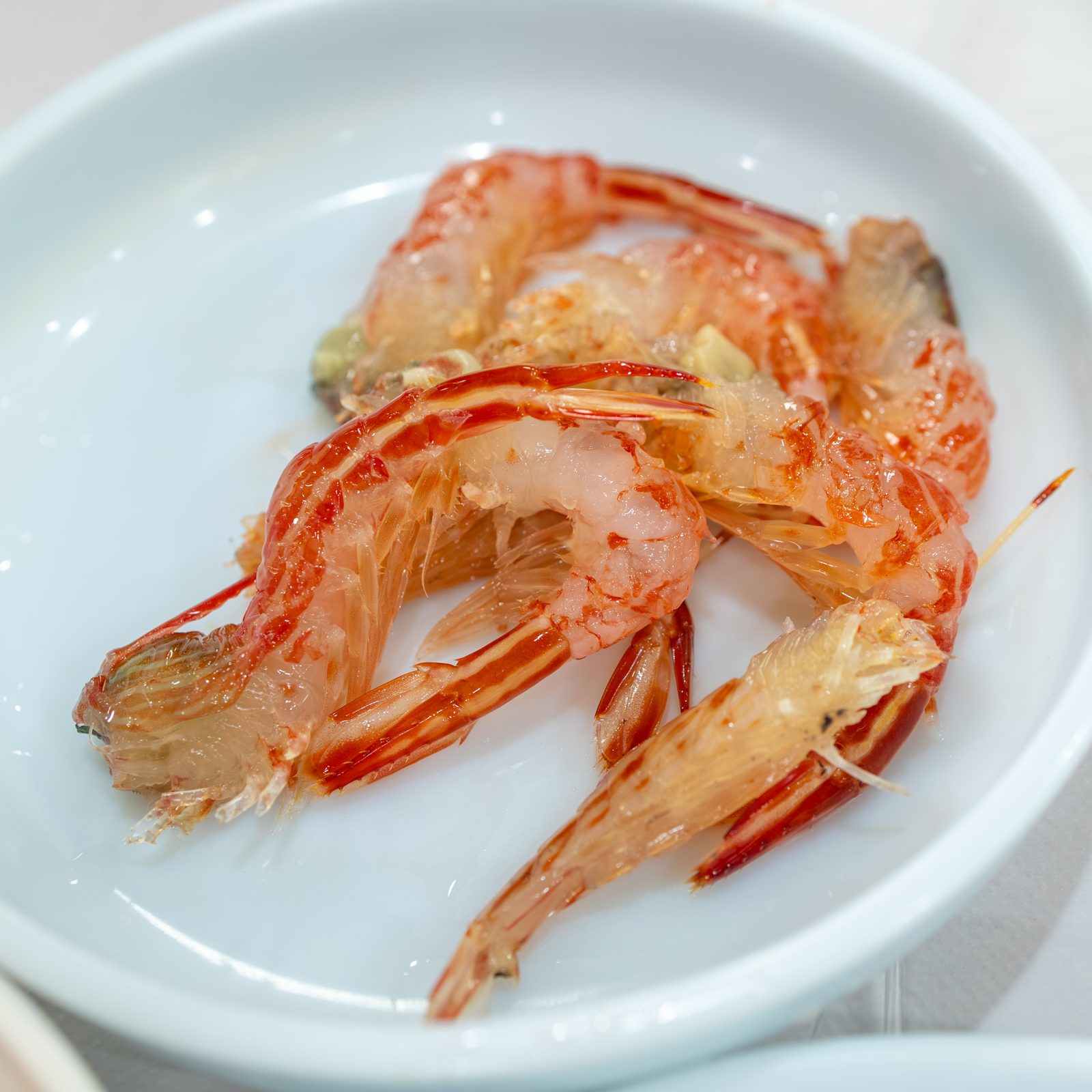 직원분이 껍질을 까 준 꽃새우