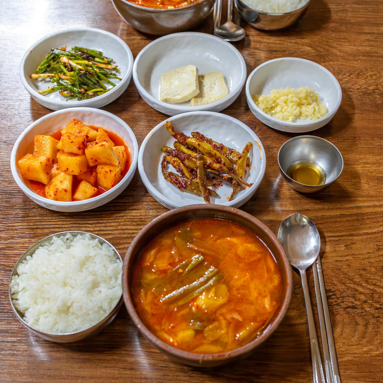 옛집식당 상차림: 육개장, 밥, 깍두기와 반찬들